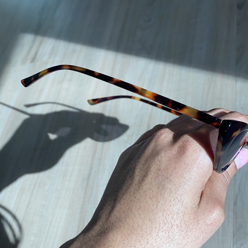 Chic Tortoise Shell Sunglasses! - Picture 3 of 4